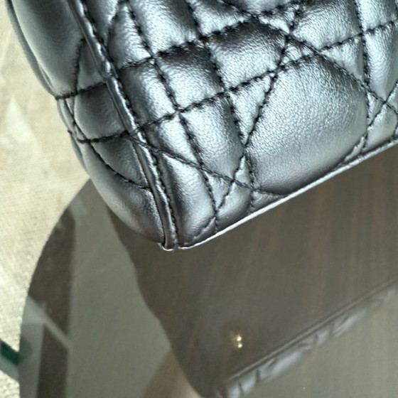 Image 1 of Dior Lady Medium - Pelle di agnello Canange, finiture nere e dorate.