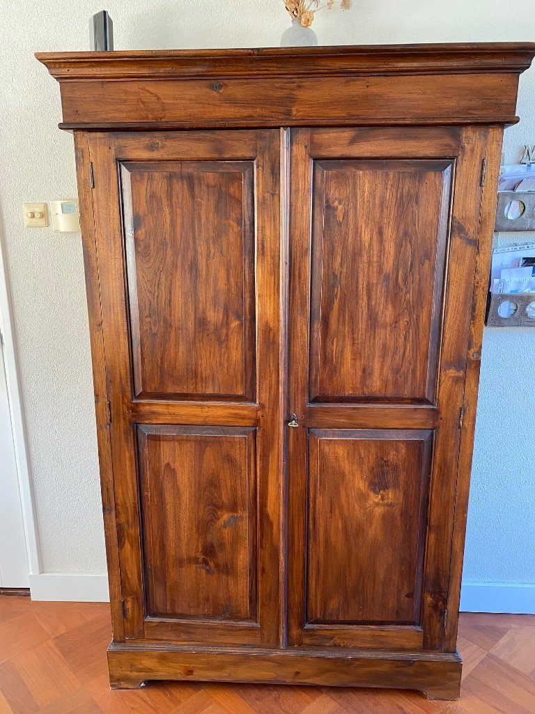 Kleiderschrank aus Teakholz im Kolonialstil