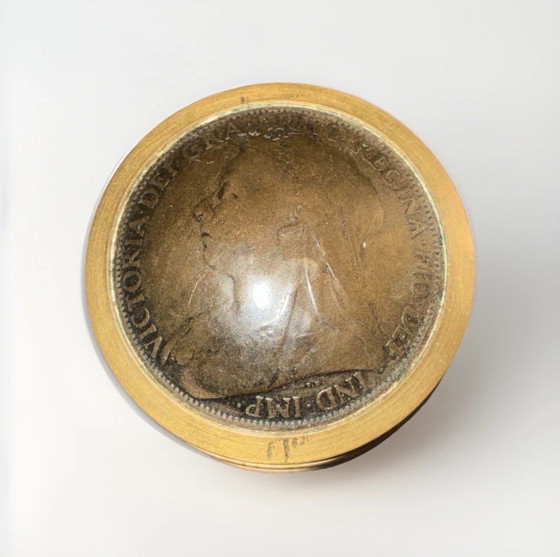 Image 1 of Antike britische Dose mit originalen Penny-Münzen (1899 & 1901)