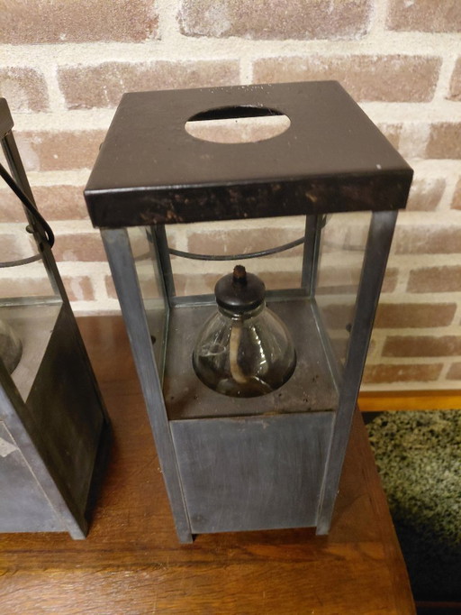 Zwei Hurricane-Lampen