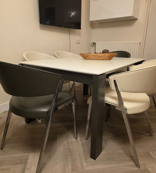 Dining set from Hulsta Now. Dining table E20 and dining chairs S500 from Hulsta Now.