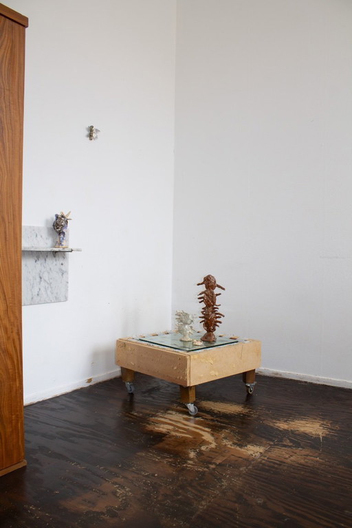 From Isil, plaster, aluminum, trace of oasis