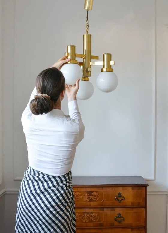 Lampadario vintage Gaetano Sciolari in ottone e vetro opalino, 3 luci, anni '70 – Brass, Space Age (photo 4 of 9)