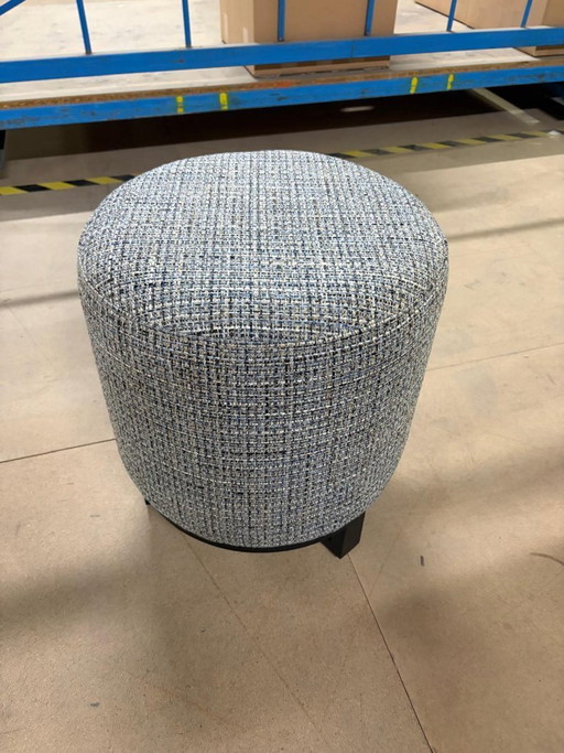 Pouf with black wooden base d40