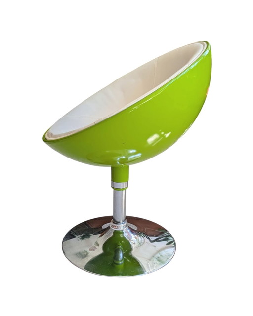 Fauteuil pivotant vert vintage, style rétro, ère spatiale.