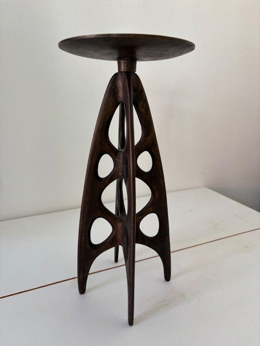 Candelabro brutalista de bronce – Diseño escultórico calado, años 50/60