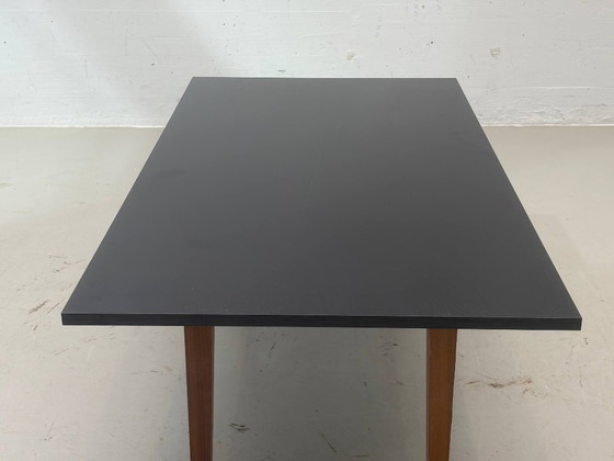 Table de salle à manger moderne de style mid-century, structure en frêne noir et bois (photo 6 of 12)