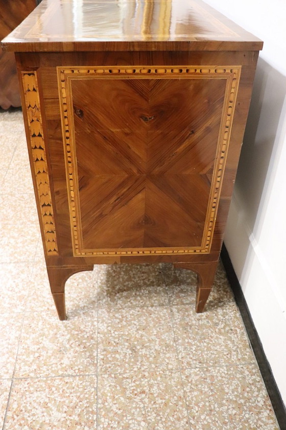 Image 1 of Cómoda antigua de nogal con incrustaciones, Italia, siglo XVIII, restaurada