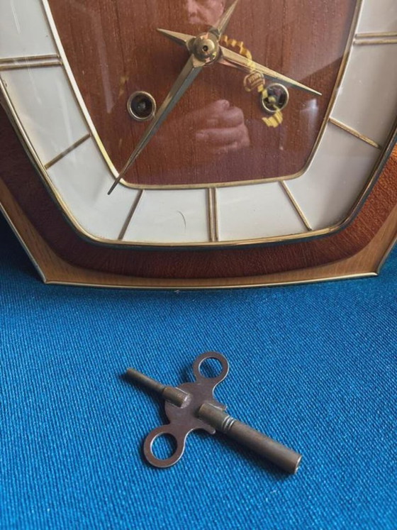 Orologio da parete sospeso Hermle, cassa in legno con dettagli in ottone, anni '50, Kienzle, Oggetti decorativi (foto 4 di 8)