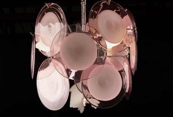 Image 1 of Lampadario “Space Age” composto da 15 pendenti in vetro di Murano rosa e bianco, modello “Disc” di Gino Vistosi 1970.