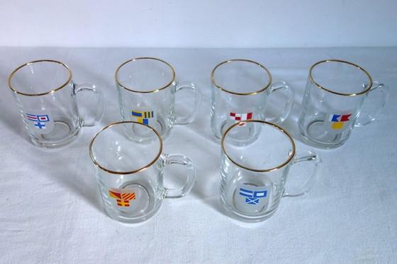 Image 1 of 6 vintage Mobil-vlag mokken