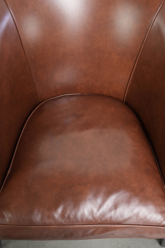 Image 1 of Bellissima e comoda poltrona club in stile inglese, rivestita in pelle di vacchetta color cognac.