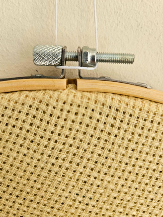 Image 1 of Art mural de la carotte brodée à la main - Cercle de laine et de fil (27 cm)