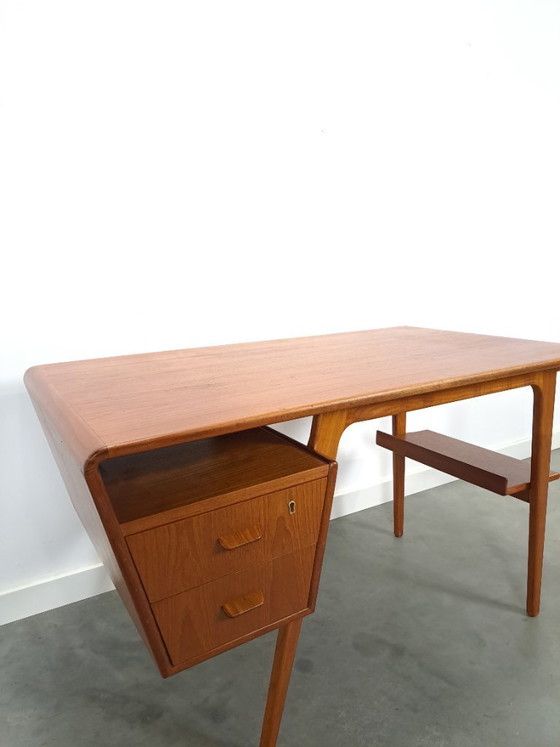 Image 1 of Teak vrijstaand partner bureau met schuine vormen, lades en extra uitschuifbaar werkblad