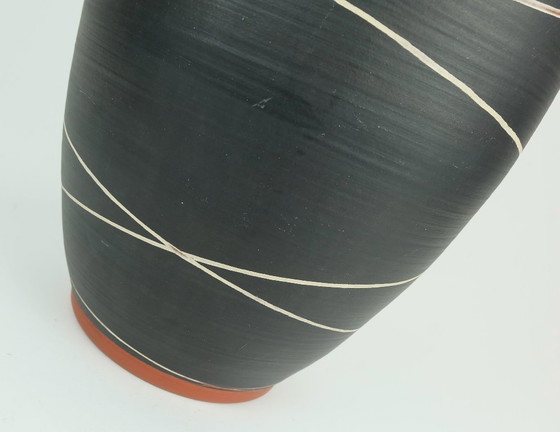Image 1 of Vase en céramique Wekara modèle 10/30 à décor rayé, style années 1950, fabrication allemande.