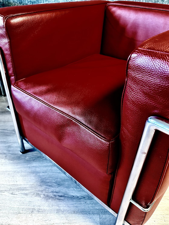 Image 1 of 2 vintage LC2 Le Corbusier stoelen in rood leer, Italië, jaren 80