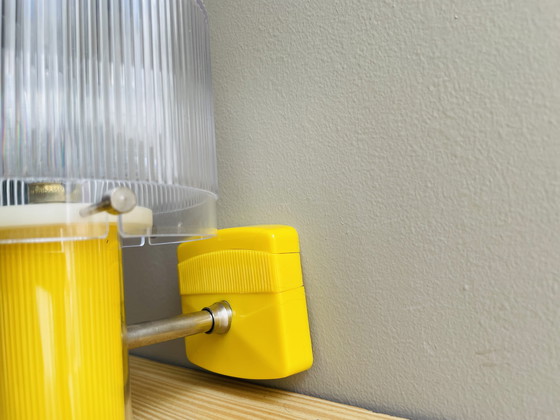 Image 1 of Applique da parete in acrilico giallo in stile moderno portoghese di metà secolo