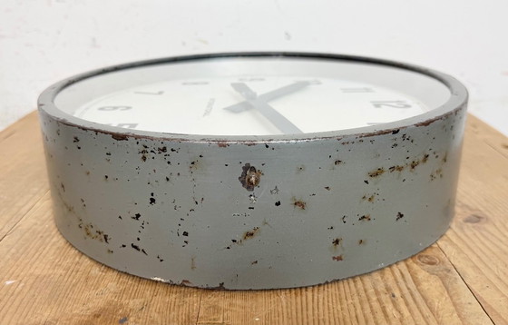 Image 1 of Grijze industriële fabriekswandklok van International, jaren 50
