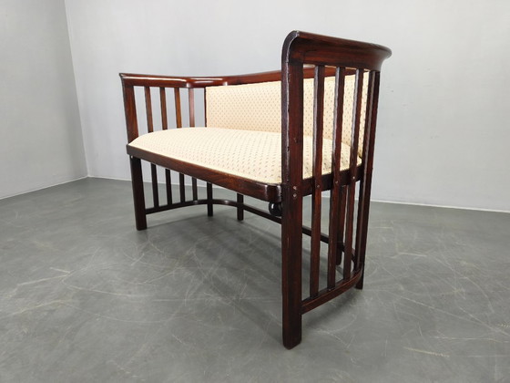 Image 1 of Toegeschreven aan Josef Hoffmann: Beukenhouten sofa, Weense Secession, jaren 1920