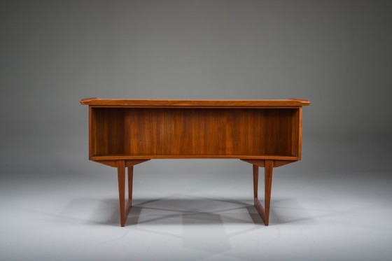 Image 1 of Freistehender dänischer Teak-Schreibtisch aus der Mitte des 20. Jahrhunderts mit erhöhter Kante, 1960er Jahre
