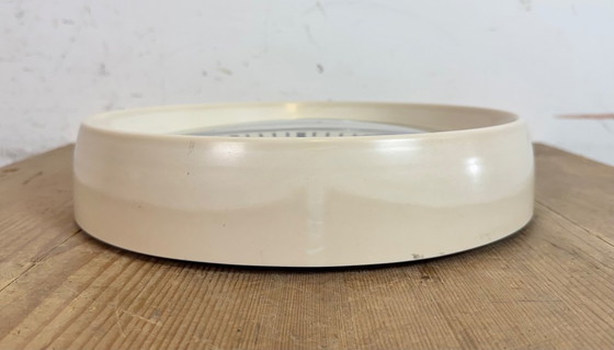 Image 1 of Industriële beige bakelieten fabriekswandklok van Pragotron, jaren 60