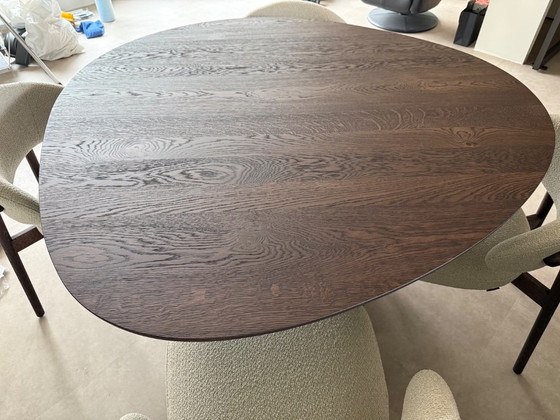 Tavolo da pranzo con quattro sedie da pranzo in legno marrone scuro e tessuto beige, Table du sud (foto 3 di 9)