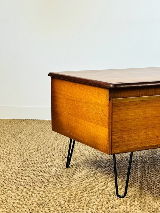 Image 1 of Aparador bajo escandinavo de teca con patas de horquilla, 1960.