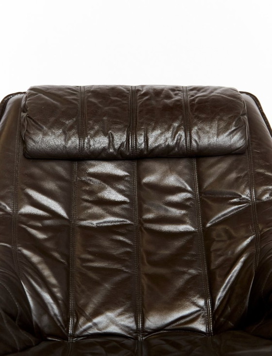 Image 1 of Fauteuil en voetenbank van bamboe en leer