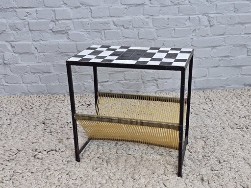 Tavolino portariviste vintage con piano in piastrelle di ceramica e portaoggetti in corda intrecciata, anni '60.