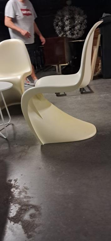 Panton chairs with tulip table