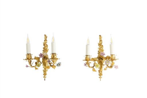 Paar bronzen wandlampen versierd met bloemen. Circa 1880.