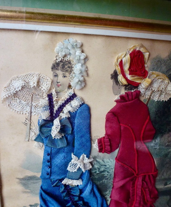 Splendida stampa di moda antica (circa 1880) con vero tessuto, incorniciata. – Litografie e stampe, Glass (photo 5 of 11)