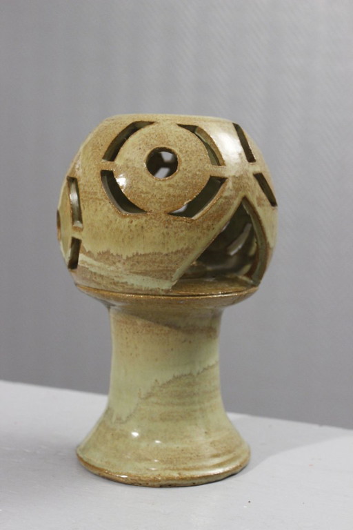 Kandelaar van opengewerkt steengoed, modernistisch ontwerp, 20e eeuw