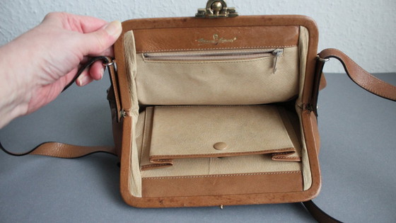 Image 1 of Borsa vintage Etienne Aigner in vera pelle marrone chiaro con chiusura decorativa.