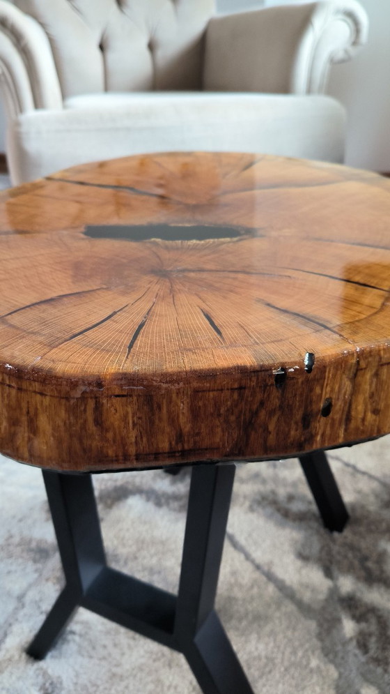 Image 1 of Table basse artisanale en bois d'orme : résine époxy noire, mobilier rustique moderne