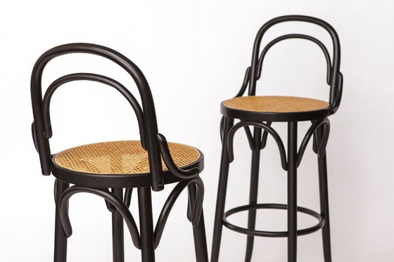 Image 1 of Par de taburetes de bar de madera curvada con asientos de caña de Viena, estilo Thonet, madera de haya negra, estilo italiano vi