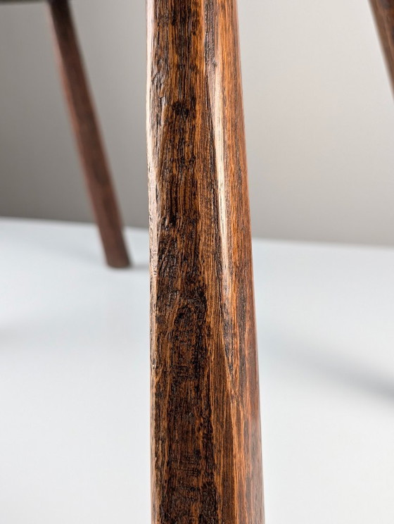 Banco rústico de madera tallada a mano con tablero orgánico de forma irregular, década de 1940. – Wood (photo 9 of 9)