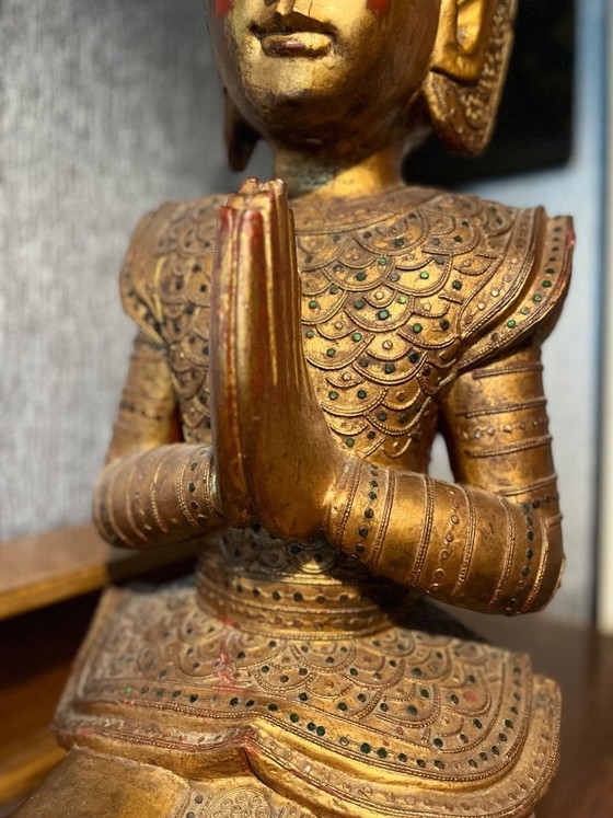 Image 1 of Statuette de gardien Thepphanom thaïlandais – Bois doré à décor rouge – Origine : Temple – Thaïlande centrale – vers 1960-1980