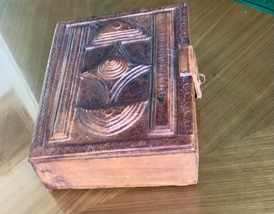 Eccezionale cofanetto antico in cuoio sbalzato, Africa Occidentale — Inizio XX secolo – Oggetti decorativi (photo 10 of 18)