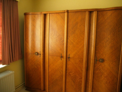 armoire vintage en très bon état