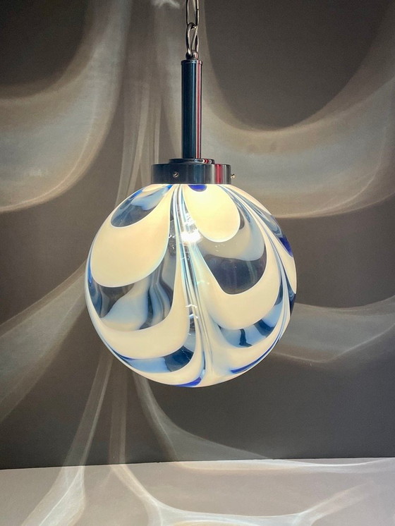 Image 1 of Lampada a sospensione in vetro soffiato di Murano in blu e bianco, design Space Age anni '70.