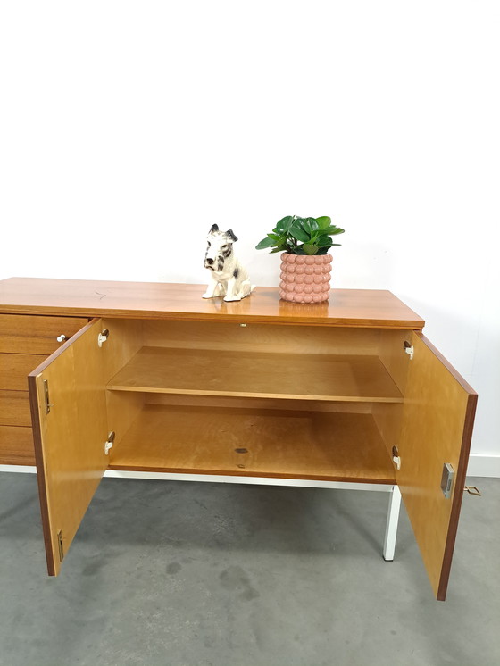 Image 1 of Furnieranrichte aus Schweden mit weißen Stahlbeinen