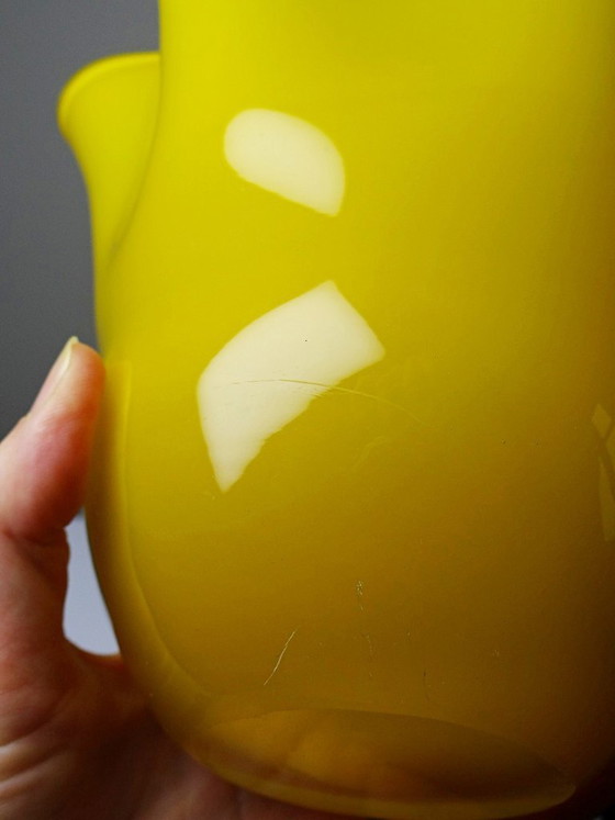 Image 1 of Vase Fazzoletto en verre soufflé italien, opaline doublée jaune, Murano 1960-70