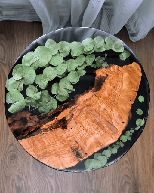 Handgemaakte bijzettafel van epoxyhars met populierenhout en eucalyptusbladeren – moderne, op de natuur geïnspireerde decoratie