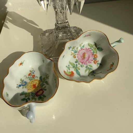 Coppia di antichi piatti giapponesi in porcellana Kutani a forma di foglia – Era Meiji/Taisho – Dipinti a mano e dorati