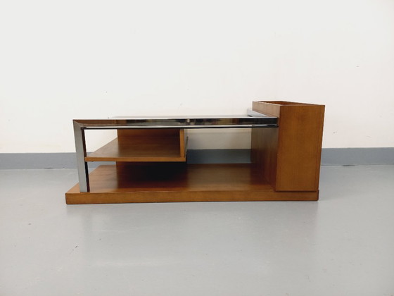 Image 1 of Vintage modernistische rechthoekige salontafel met houten nissen, chroom en rookglas uit de jaren 70.