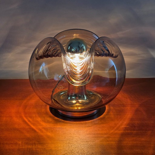 Vintage Space Age tafellamp – Peill & Putzler “Wave” / “Futura” – 1970s Duitsland – Rookglas en Metaal – Ø 26 cm. Space Age