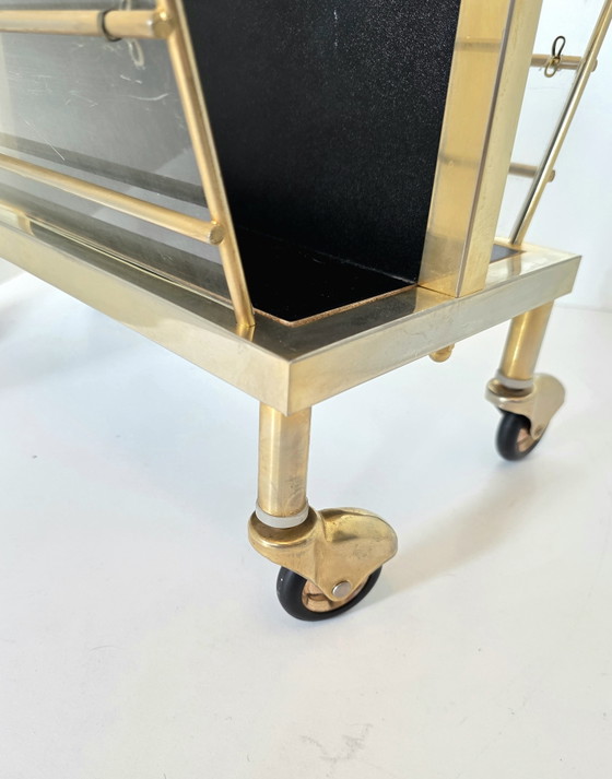 Présentoir à magazines vintage Hollywood Regency en laiton sur roulettes – Porte-revues, Brass, Plexiglass (photo 3 of 15)