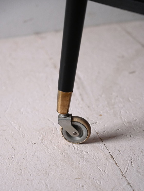 Image 1 of Table basse scandinave vintage en teck à roulettes