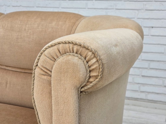 Image 1 of Deense tweezitsbank uit de jaren 50, bekleed met meubelvelours en voorzien van teakhouten poten.